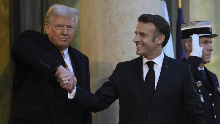 Donald Trump da apretón de mano a Macron que se vuelve viral