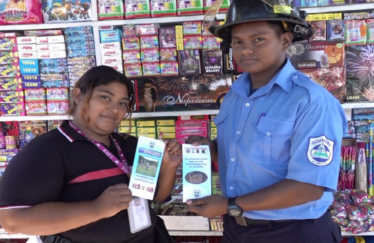 Bomberos distribuyen folletos para prevenir incendios