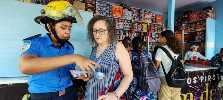 Bomberos visitan puestos de pólvora para concientizar