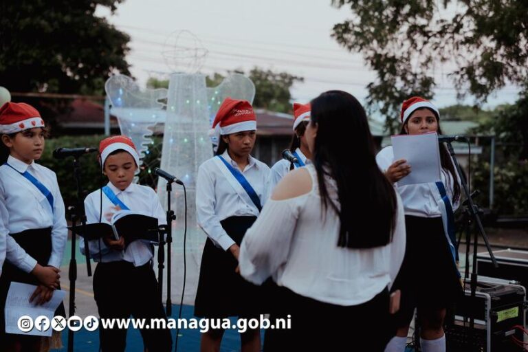 Familias disfrutan de concierto navideño “Gracias a Dios”