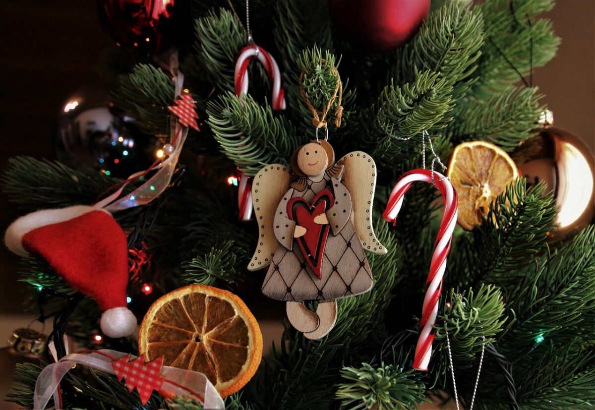 Un angelito de madera en un árbol de Navidad.