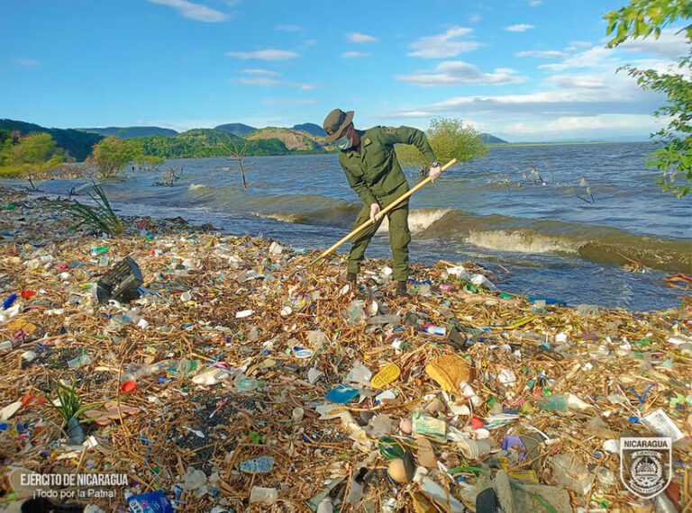 Escuela Nacional de Sargentos realiza jornada ecológica en la costa de Bella Vista