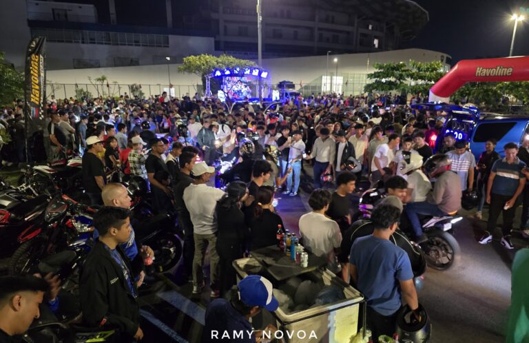 Exhibición navideña de autos y motos en el Estadio Nacional Soberanía