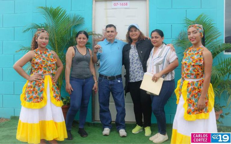Familias reciben Año Nuevo con viviendas propia
