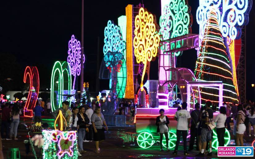 Familias visitan adornos navideños
