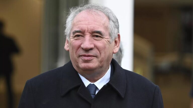 Nombran a François Bayrou como primer ministro de Francia