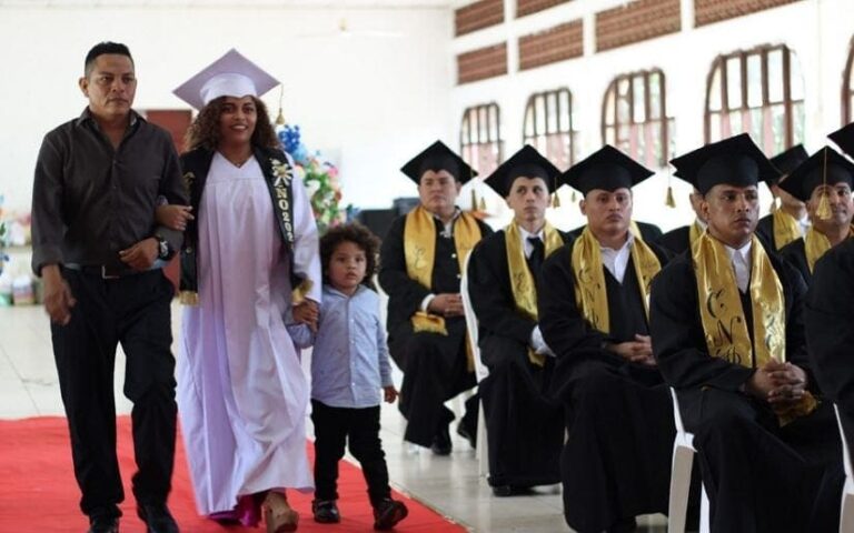 Más de 200 reos reciben su diploma de bachillerato