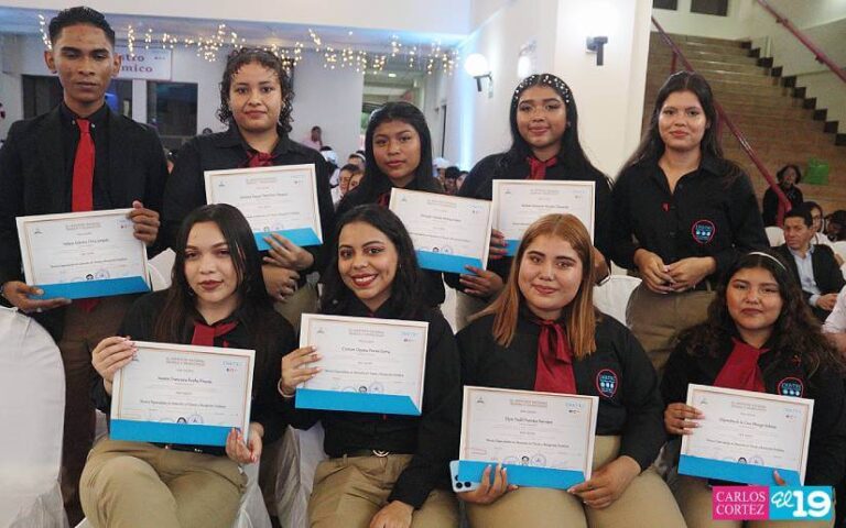 Gradúan a técnicos en Turismo y Hotelería