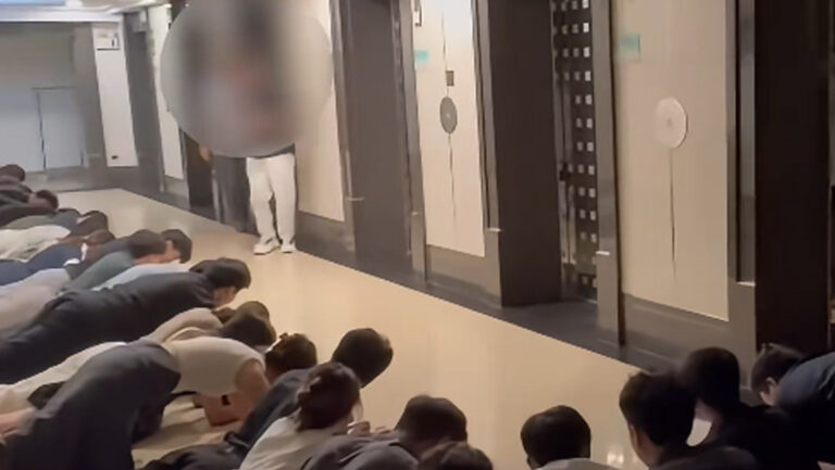 Inusual saludo de trabajadores se hace viral en China