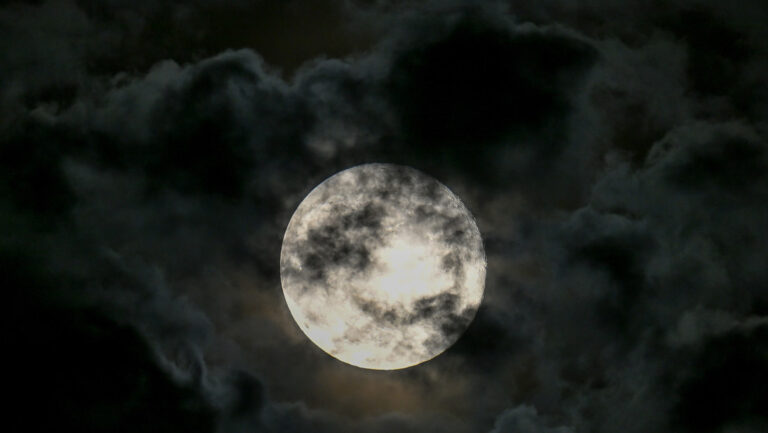 ¡Este lunes hay Luna Negra!