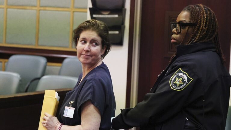 Condenada a cadena perpetua por encerrar a su pareja en una valija