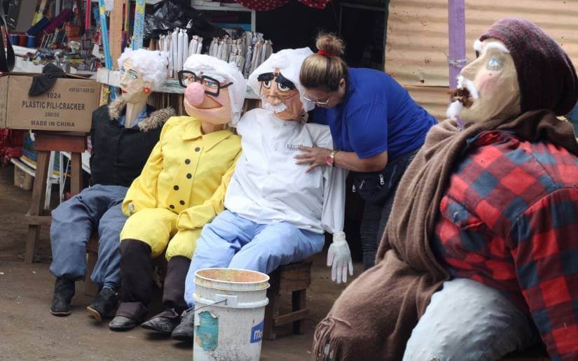 Venta de Muñecos para despedir el Año Viejo