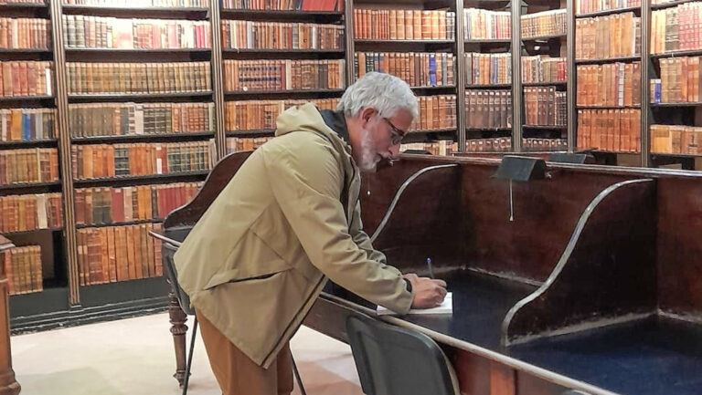 Nadie llega a presentación de libro y ya se agotó