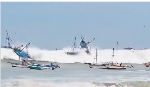 Oleaje marino provoca serios daños en Perú