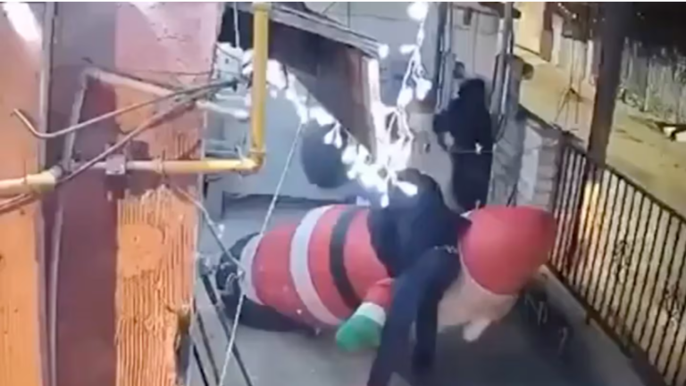 Delincuentes roban un Papá Noel y un muñeco de nieve inflable