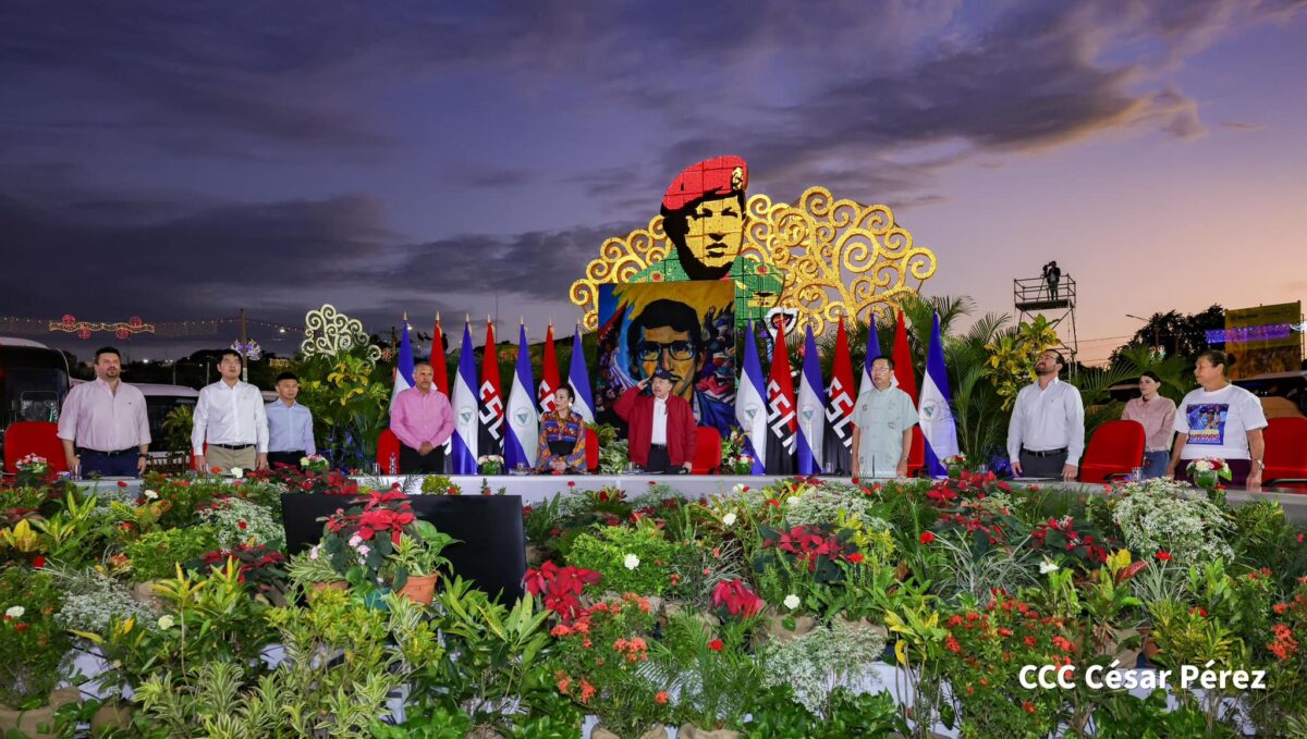 buses Yutong son entregados por Daniel y Rosario