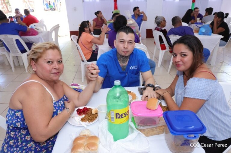 Presos disfrutan de un momento familiar en víspera de Navidad