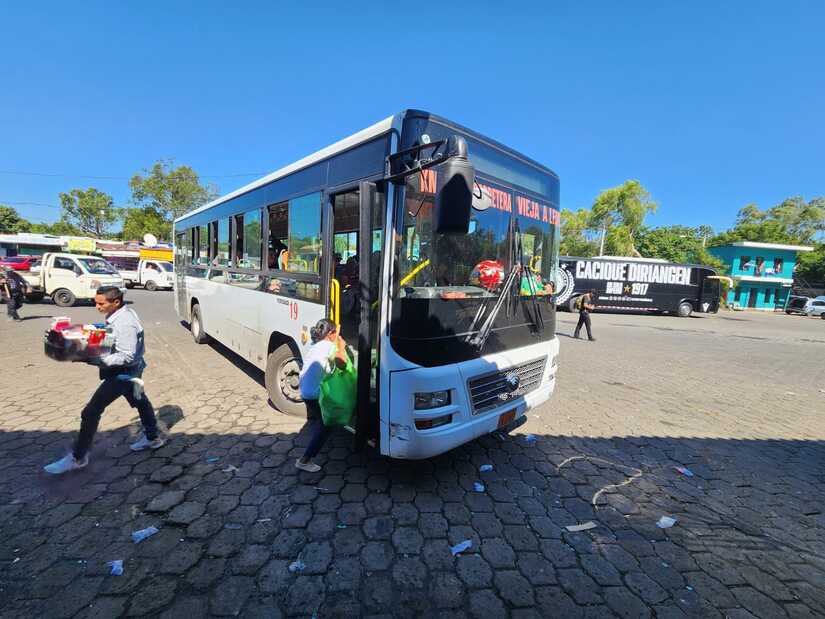 Familias viajan desde Managua hacía su lugar de origen 