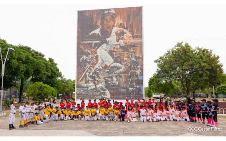 Celebran campeonato de béisbol en homenaje a Roberto Clemente