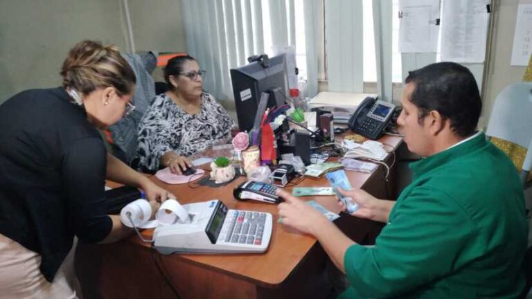 Servidores públicos de Nicaragua reciben su salario de diciembre