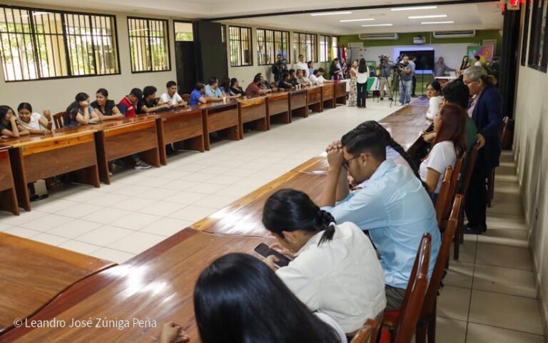 UNA lanza revista estudiantil “Agro-experiencias Creativas”