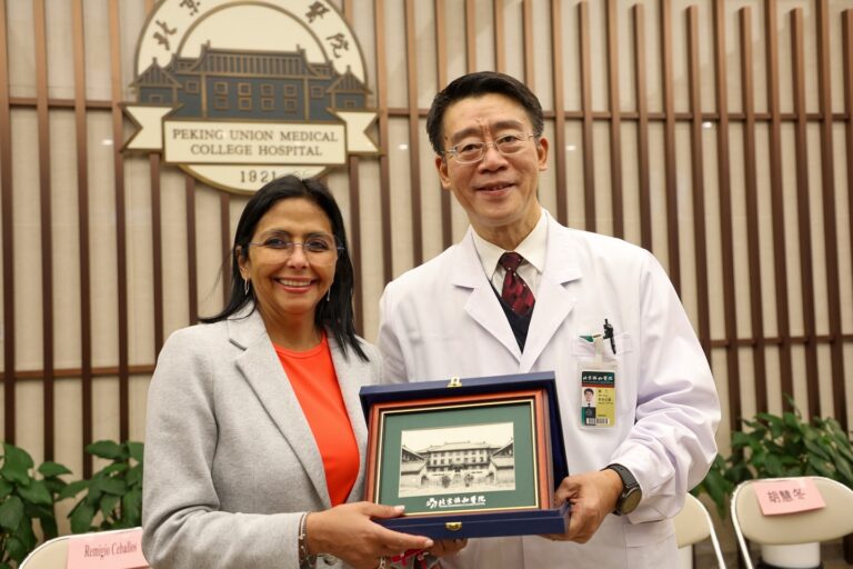 Vicepresidenta de Venezuela visita Hospital de Beijing