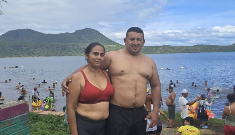 Familias disfrutan la Navidad en la laguna de Xiloá