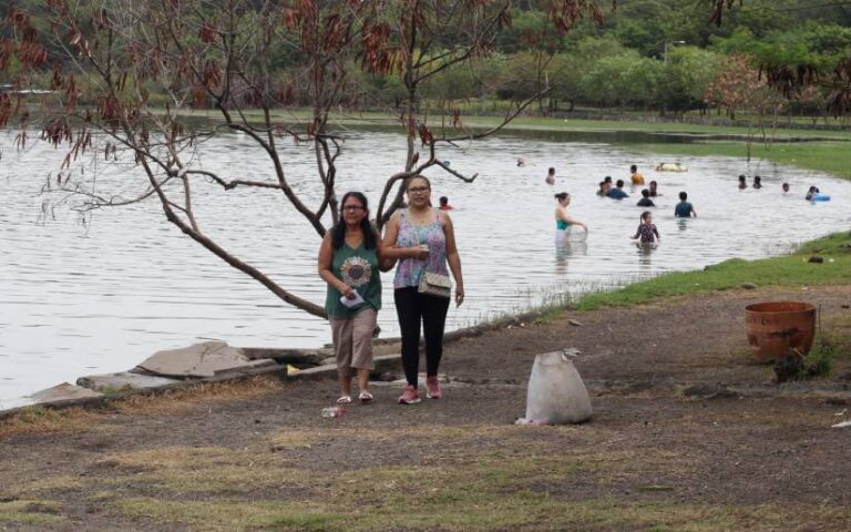 Familias Disfrutan de un día de vacaciones en Xiloá