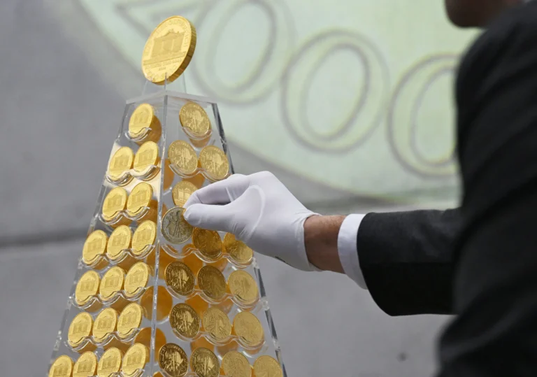 Presentan árbol de navidad de 5.3 millones de euros