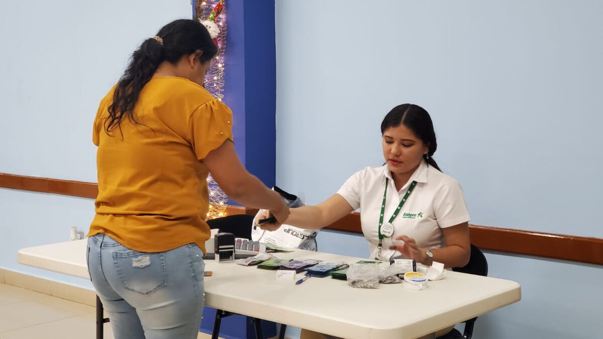 Trabajadores del Mined reciben su salario