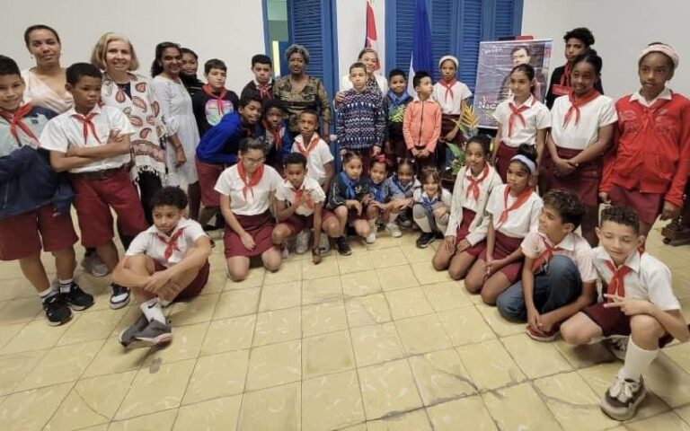 Darío con pioneros cubanos