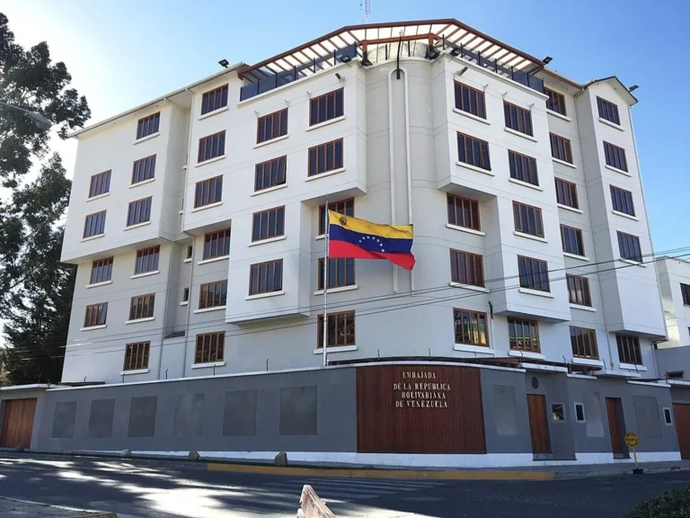 Denuncian atentado a la Residencia de Venezuela en Bolivia