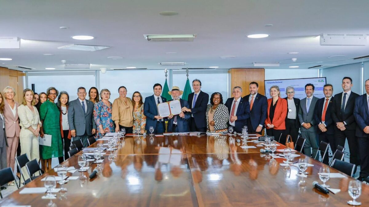 Brasil prohíbe el uso de celulares en las escuelas