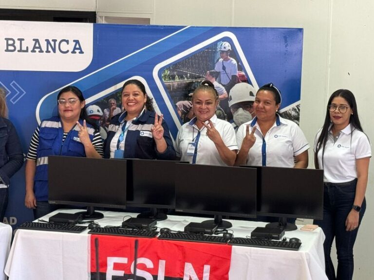 Entregan computadoras a filiales de la Cruz Blanca