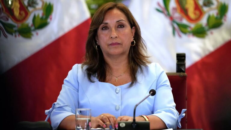 Presidenta de Perú declara ante Fiscalía