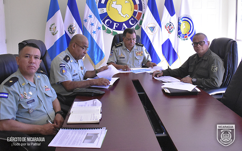 Ejército en sesión de trabajo