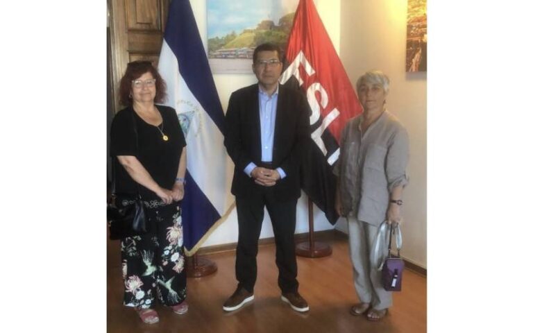 Embajador de Nicaragua sostiene encuentro con presidenta del Centro de Extensión e Investigación