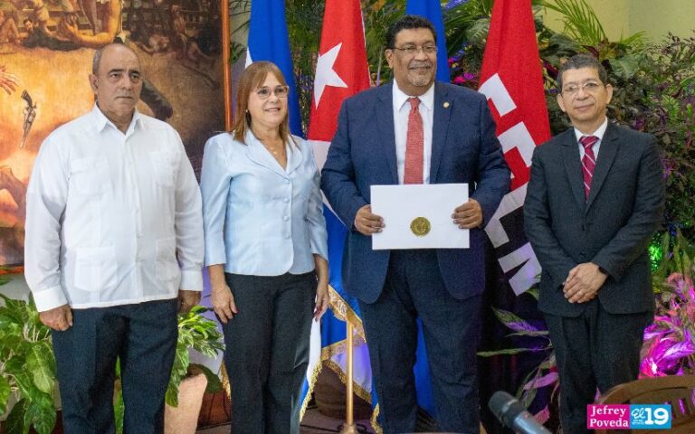 Embajadora de Cuba presenta Copias de Estilo