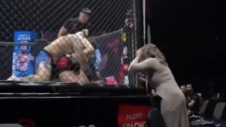 Esposa le grita a un luchador que estaba perdiendo