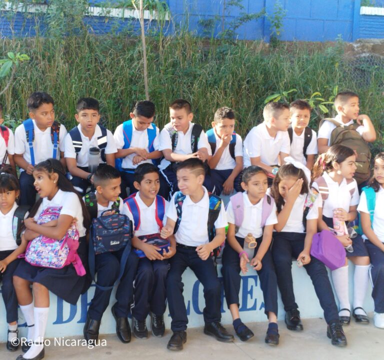 Estudiantes del Colegio Barrilete de Colores inician sus clases