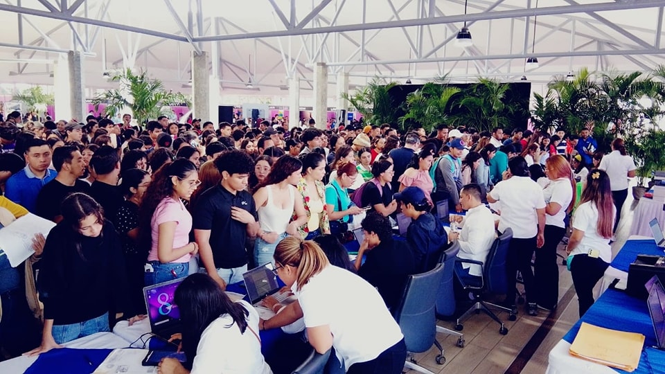 Estudiantes aplican a becas universitarias