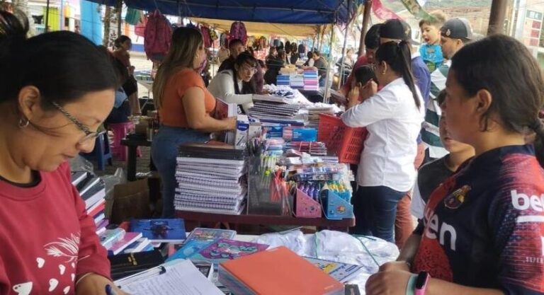 Familias aprovechan descuentos en Ferias Escolares