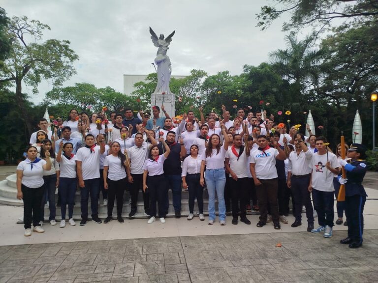 Colocan ofrenda floral en el monumento de Rubén Darío