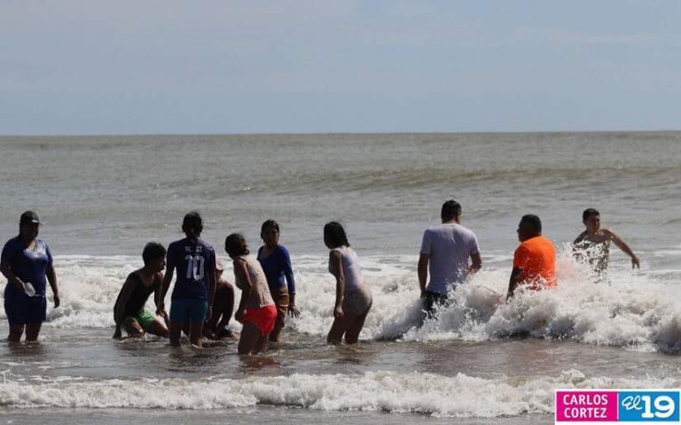 Familias disfrutan de las playas de Nicaragua