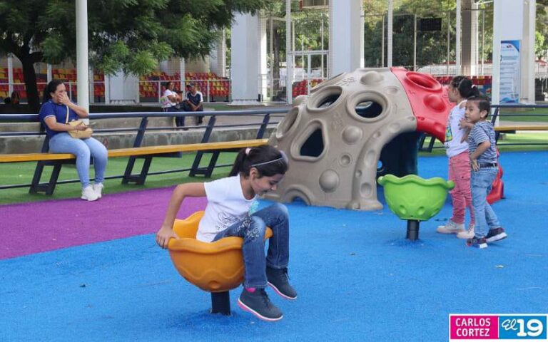 Familias disfrutan del parque Las Piedrecitas