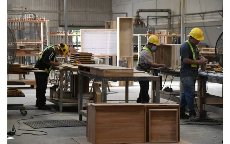 Marena visita empresa que impulsa la generación de empleo con el uso responsable de la madera de Teca