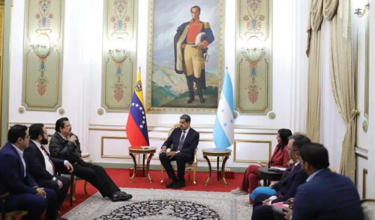 Expresidente de Honduras sostuvo encuentro con presidente Nicolás Maduro