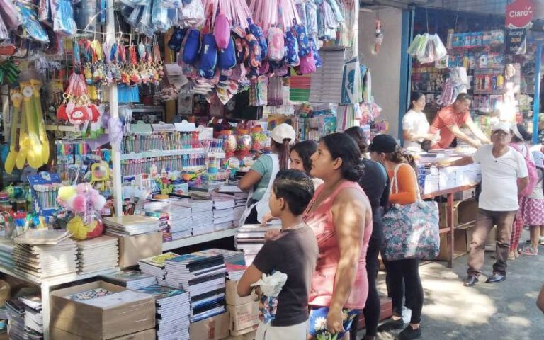 Aumentan las ventas escolares en el Mercado Oriental