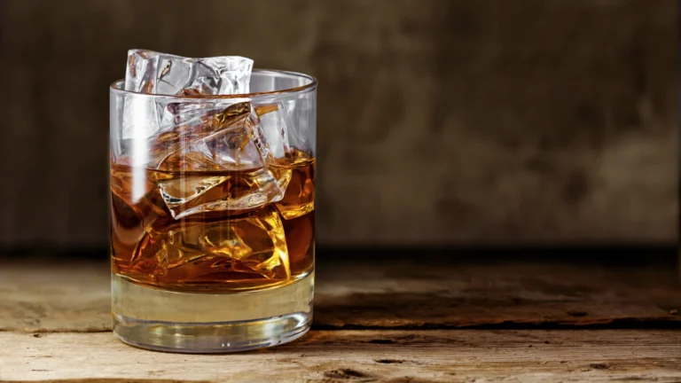 Influencer muere al tomar de un solo trago botella de whisky