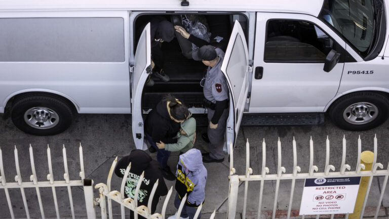 EEUU detiene a 956 migrantes en un día